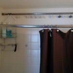 Batang tirai logam untuk bilik mandi, yang ditetapkan di dalam spacer