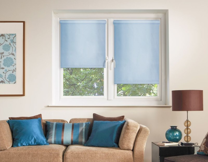 Blue Roller blinds Escar su una finestra di plastica