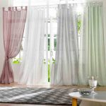 Combinazione di colori insoliti di tende in una stanza