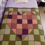 כיסוי מיטה עם סרדטים על רקע ירוק של אלמנטים סרוגים