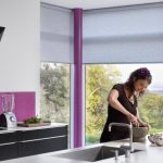 Blågråa gardiner för köksfönster