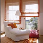 Semi-transparante vouwgordijnen voor panoramische ramen in de woonkamer