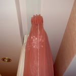 Tak dolda gardiner för ett rum med ett sträcktak