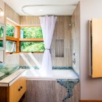 Mennyezeti U-alakú eresz a modern stílusú fürdőszobával