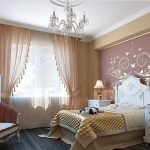 Snygg gardin och tunna gardiner i ett klassiskt sovrum
