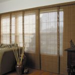 Poloviční závěsy japonské záclony v interiéru obývacího pokoje