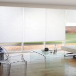 Panoramisch raam in de minimalistische stijl van de woonkamer