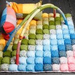 Värikäs peitto-matto