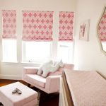 Romerska gardiner för ett tjejs barns rum