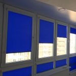 Rideaux bleu vif sur les fenêtres en PVC
