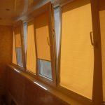 Petak kuning di tepi tingkap balkoni