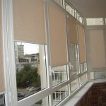 Beige-ikkunaluukut, joissa on sivuohjaimet