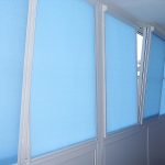 Blue roller blinds pada daun tetingkap plastik