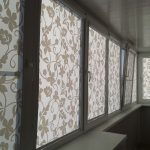 Solskodrar på balkongen fönstret