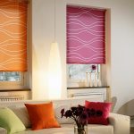 Design vardagsrum med flerfärgade gardiner