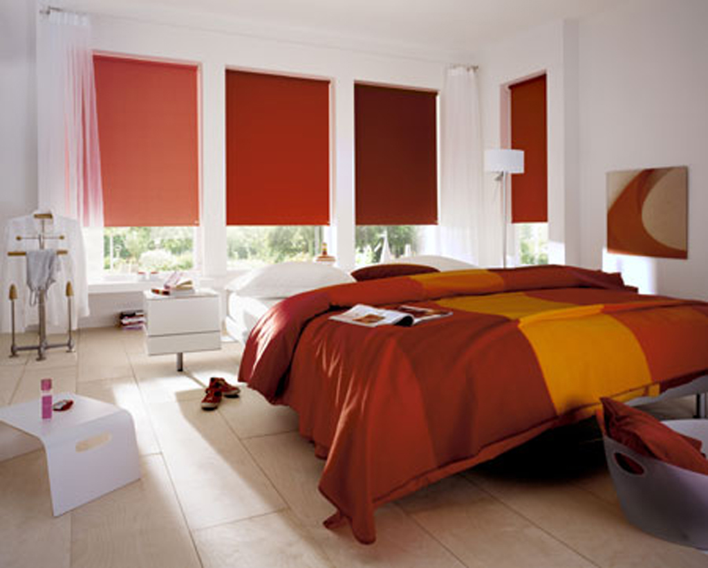 Camera da letto interna con tende aperte