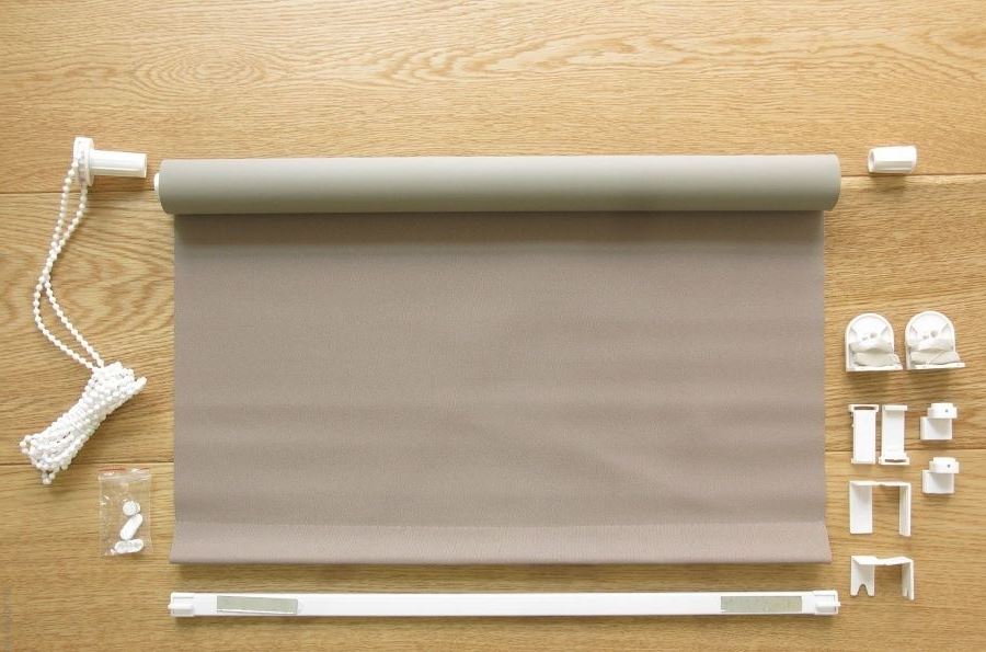 Ett exempel på en komplett uppsättning mini-gardiner rullningstyp