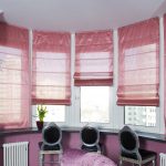 Ciechi romani rosa per una finestra semicircolare