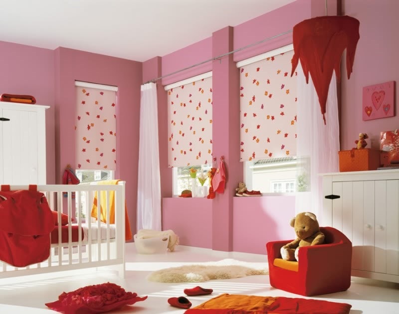 Sisätilojen huone vaaleanpunaisilla seinillä