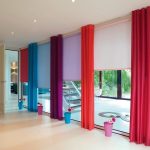 Multi-coloured gordijnen op het panoramische venster