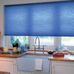 Keukenraam met blauwe zonwering