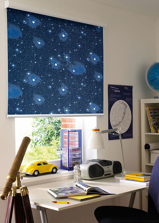 Teleskop di bahagian dalam bilik kanak-kanak