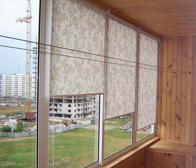 Ljustrullade gardiner på skjutdörrar i ett balkongfönster