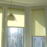 Rullade gardiner av öppen typ på balkongfönster