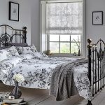 Rullade gardiner med ett ovanligt mönster i grå färger för fönstret till sovrummet