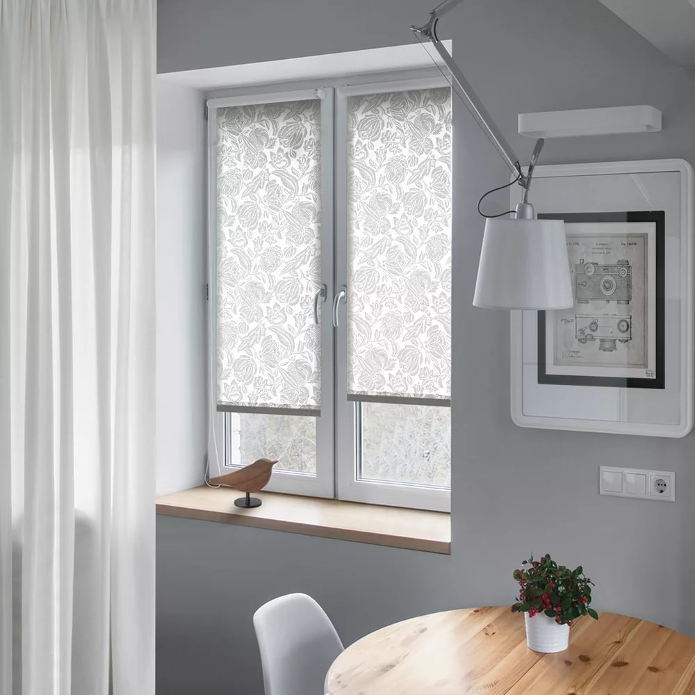 Ablak dekoráció kombinációja egyenes függönyökkel