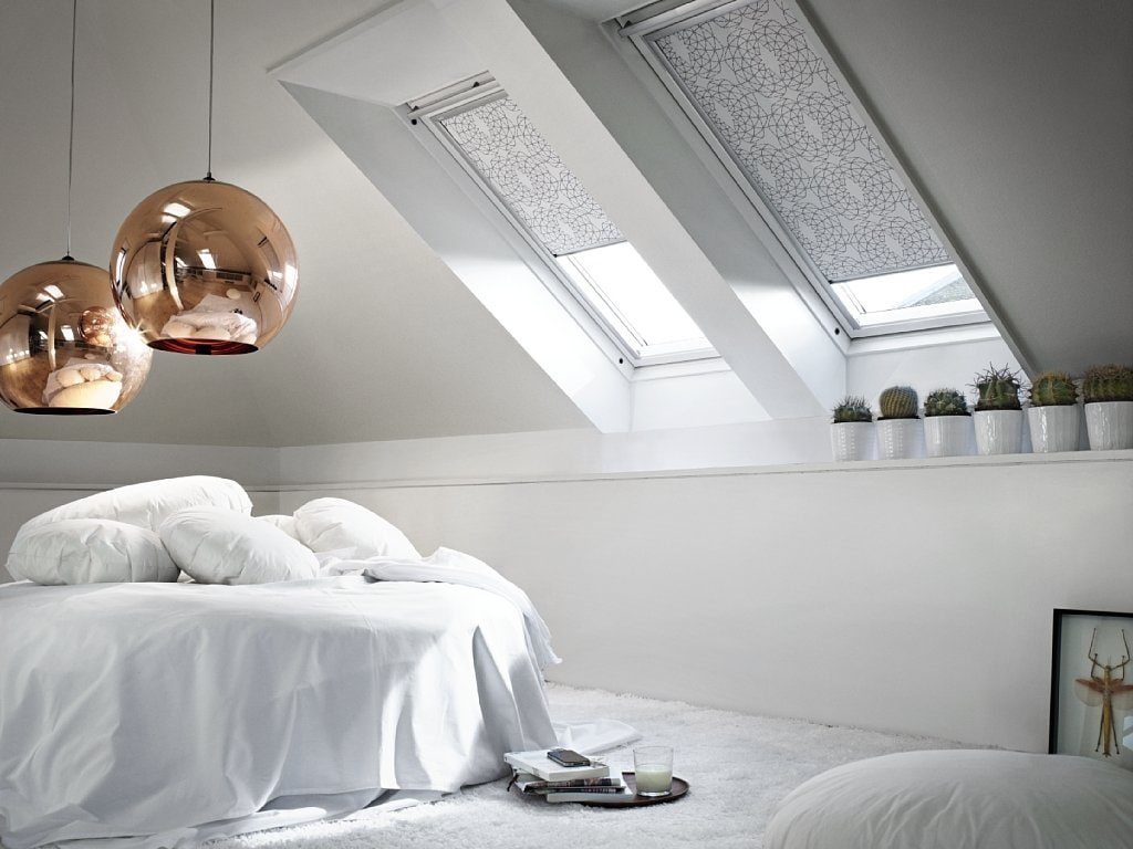 Bilik tidur putih dalam gaya minimalis dengan tingkap bumbung