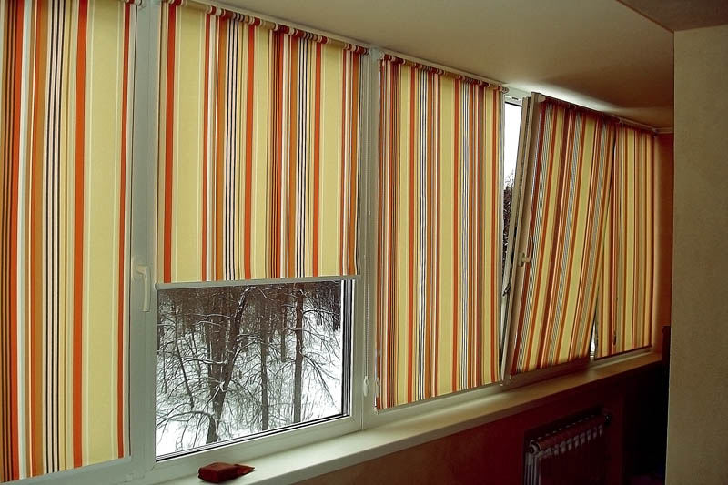 Striped roll-type curtains pada loggia