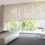 Breda persienner för sovrummet med panoramafönster