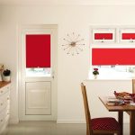 Röd gardiner i kökets inre