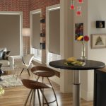 Interieur keuken-woonkamer met grijze gordijnen
