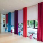 Dekorerar ett stort fönster med flerfärgade gardiner