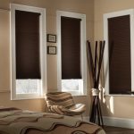 Mörkbruna gardiner på fönstren i ett modernt sovrum