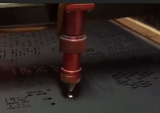 Le processus de fabrication de rideaux perforés avec un laser