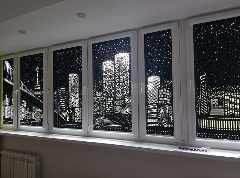 Muoviset ikkunat, joissa on rullaverhot yökaupunki