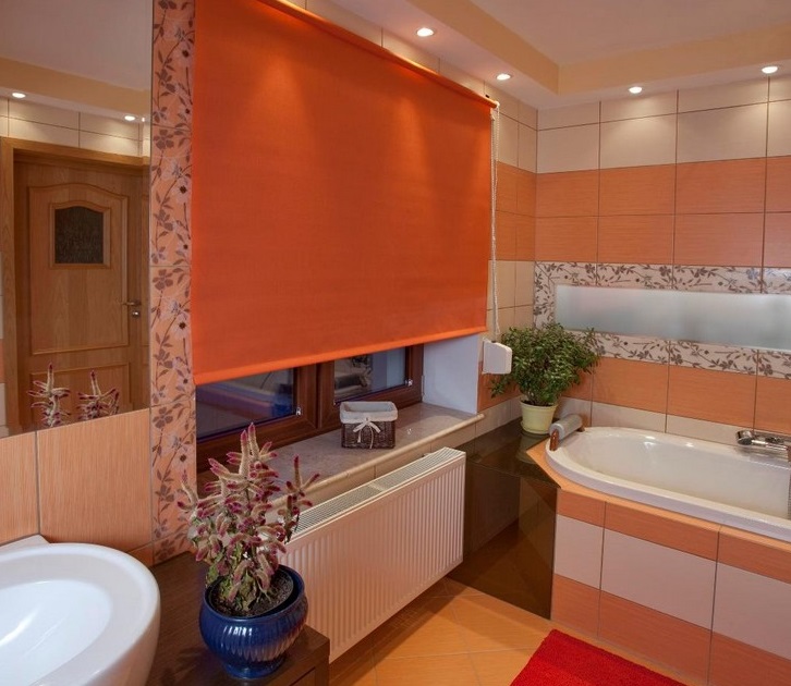 Oranje blind stroomuitval in het interieur van de badkamer
