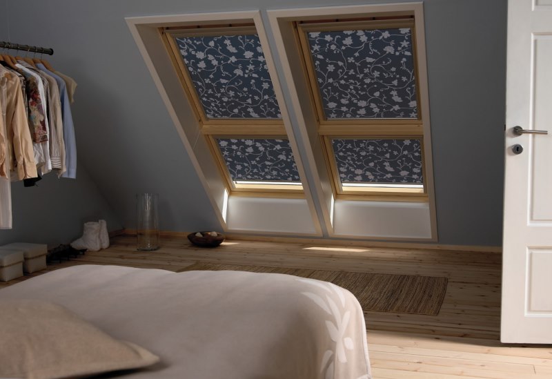 Camera da letto interna con tende oscuranti sui lucernari