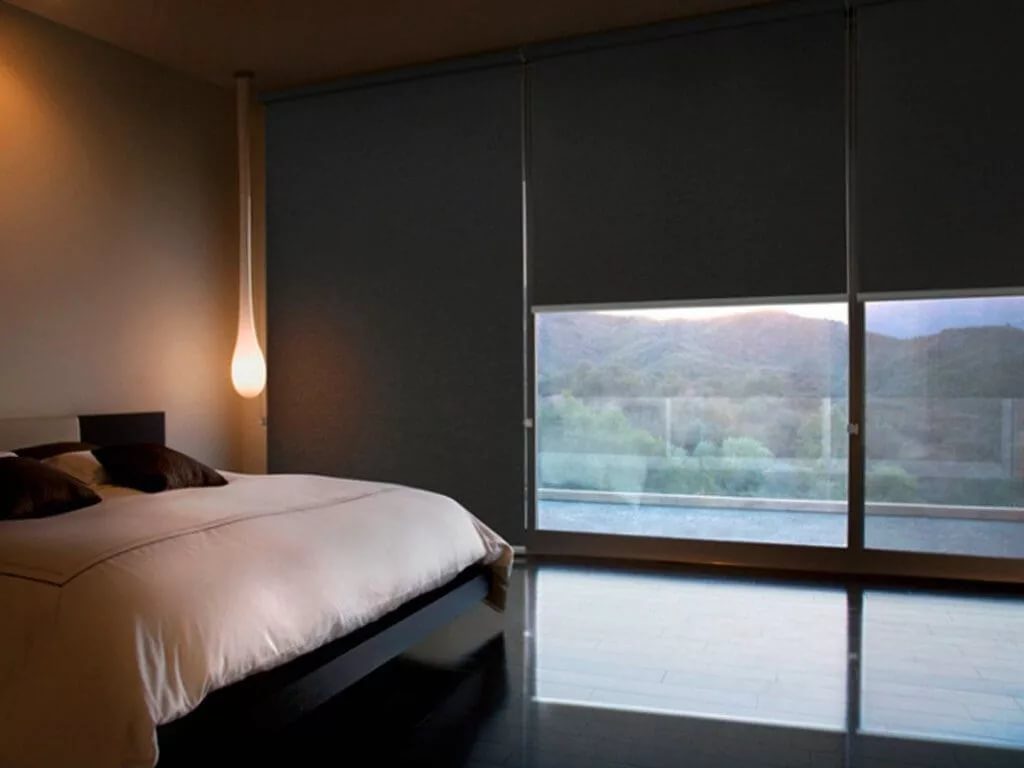 Donkere verduisterende gordijnen op het panoramische slaapkamerraam