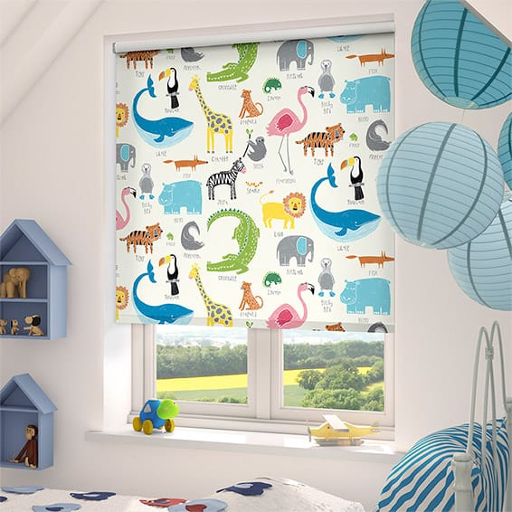 Fönster dekoration i rummet för en liten pojke