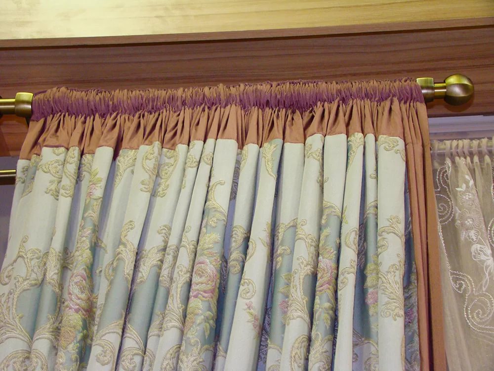 Hängande gardiner på takkanten med dragsko