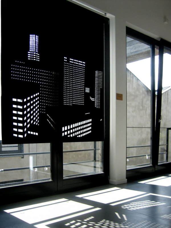 Hengerelt függönyök perforációval az irodai ablakokon