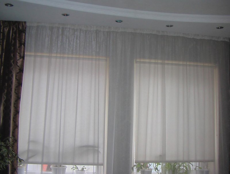 Ikea läpikuultavat kangasrullat olohuoneen ikkunassa