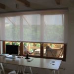 Installera fönsterluckor i fönsteröppningen