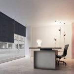 Het ontwerp van de woonkamer in een minimalistische stijl met rollen op de ramen