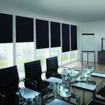 Svart gardiner blackout i ett stort företags mötesrum