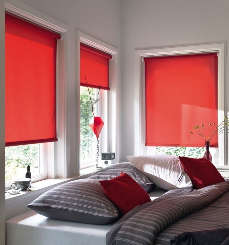 חדר שינה עם וילונות אדומים